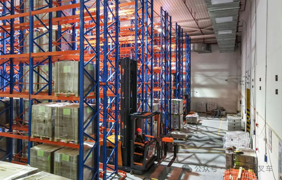 Casi dei clienti| I carrelli elevatori a forca a tre vie Zowell VNA contribuiscono a migliorare l'efficienza dello stoccaggio nell'industria alimentare